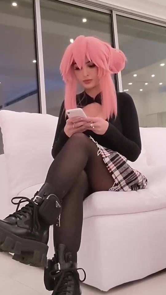 Sssniperwolf!! Sexy in new video