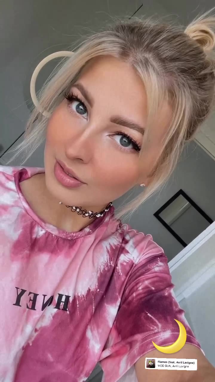 Asmr Janina – Sexy in bedroom…