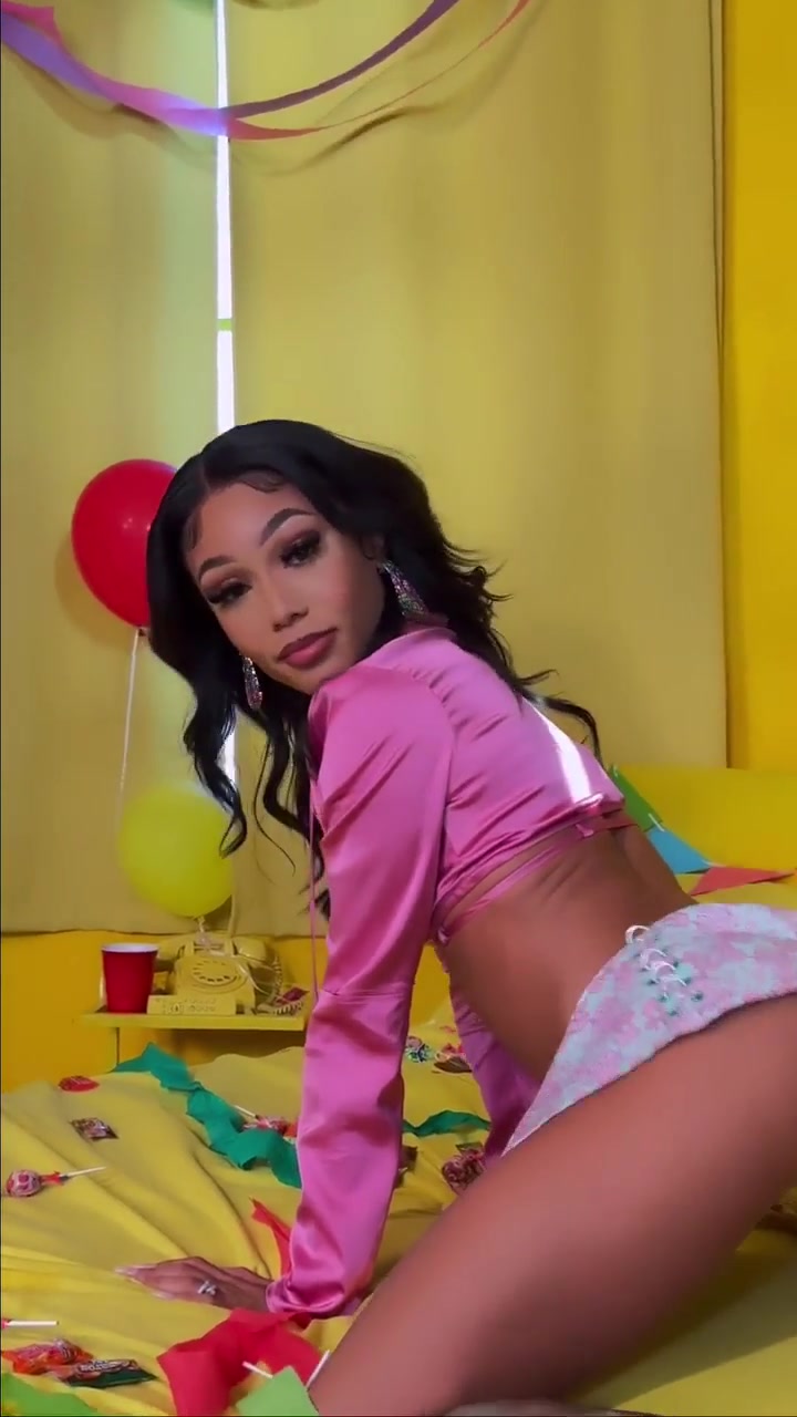 Coileray twerking her butt…