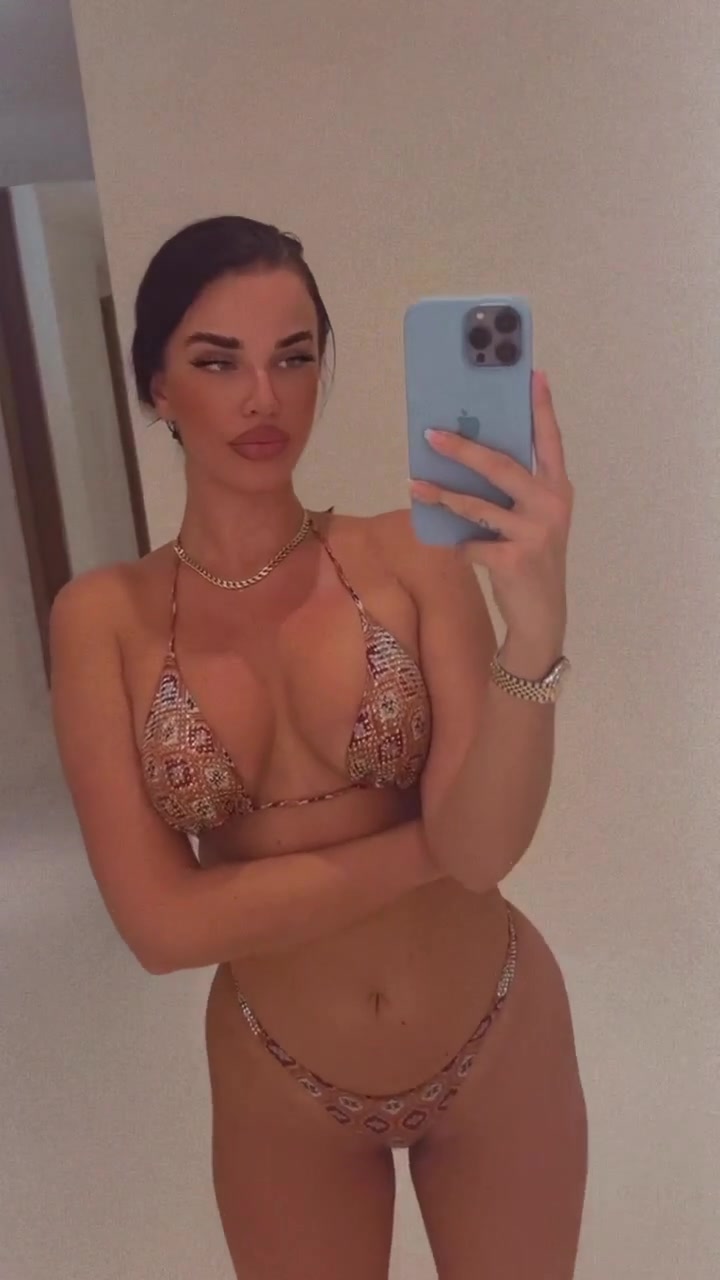 Ivana Knoll nude show in bedroom…