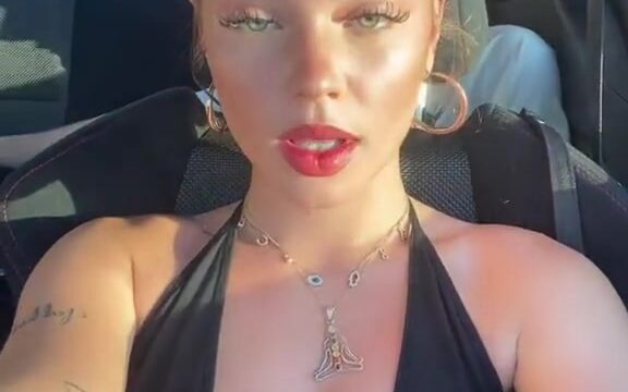 Fympeyton sexy with bikini in car