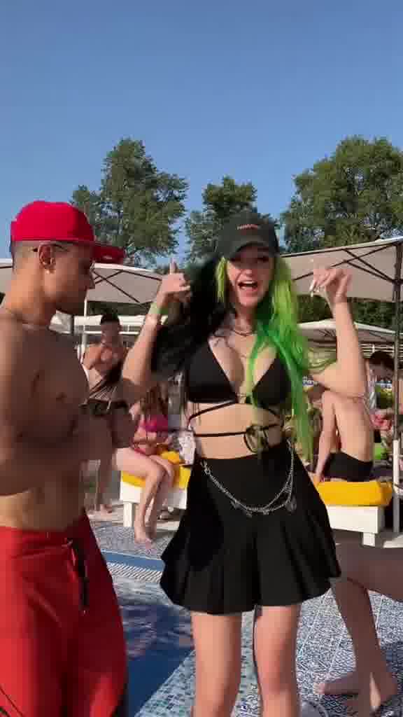 Fesch6 – Sexy dance in the pool…
