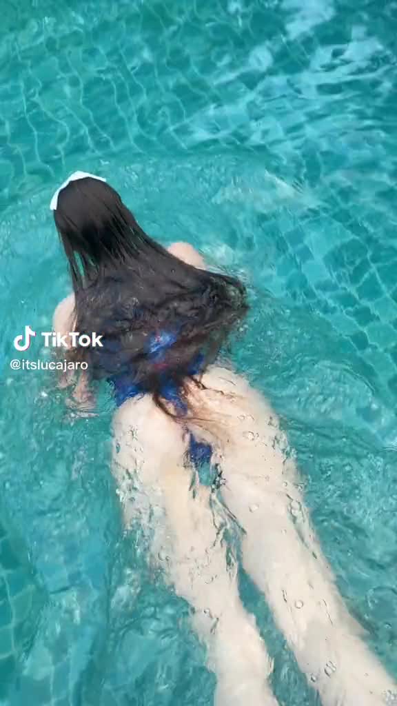 Lucajaro – Hot sexy in pool…