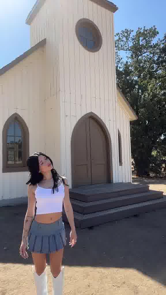 Nessa Barrett sexy babe…