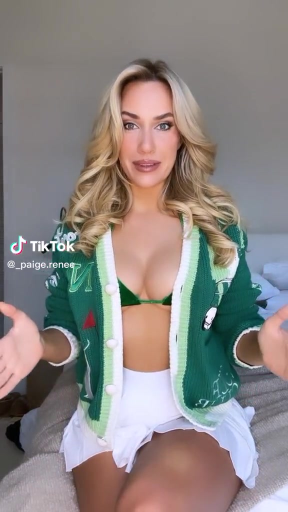 Paige Spiranac – Sexy in bedroom…
