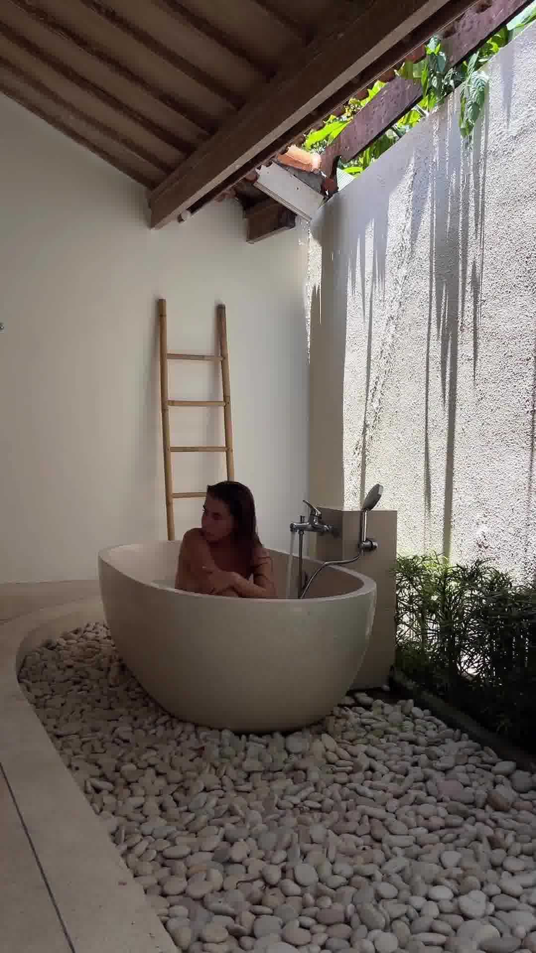Isa Brunelli – Nude shower in bathub