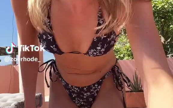 Zhoerhode sexy babe