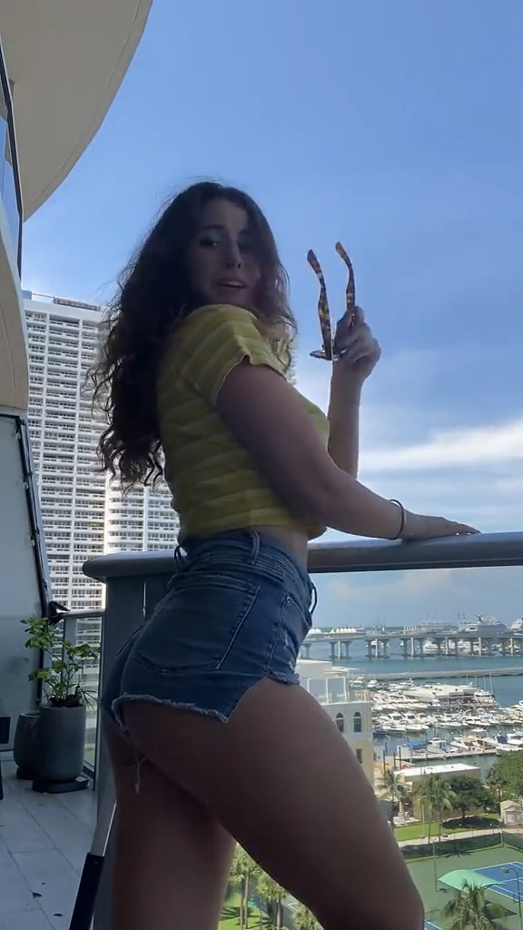 Emily Cocea sexy babe