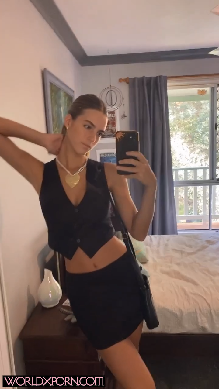 Emily Feld – Sexy in bedroom