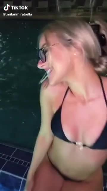 Milan Mirabella – Sexy in the pool