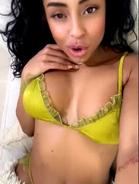 Qimmah Russo – Nude show on bed!!!