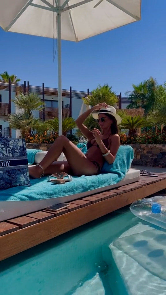 Maddy Cheary sexy show erotic body in the pool!!!