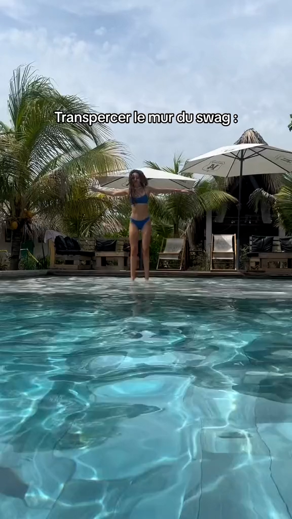 Poqssi sexy in the pool!!! So hot